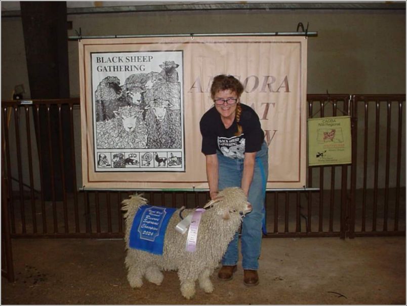 Sandy Erpelding with Fav, Reserve Champion White Buck  S & R Angoras. Photo: Lynne Schlosser.